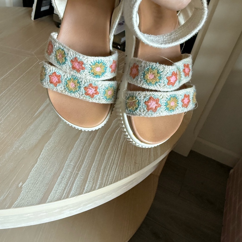 Mia|Baby girl, toddler off white Embroidered floral sandals in boho style•••8 - Picture 3 of 9